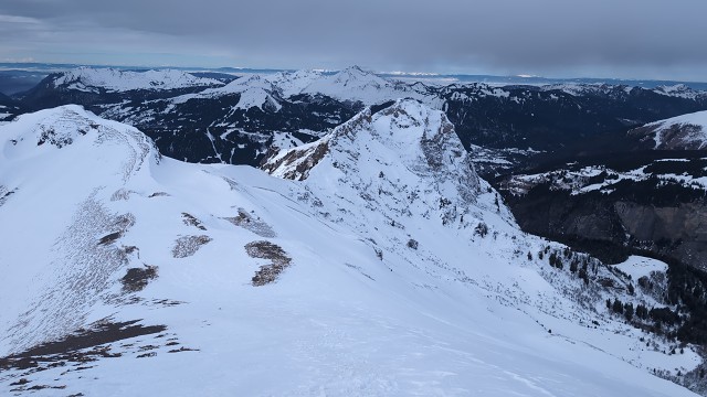10 La Pointe de Ressachaux vue depuis les Hauts Forts. 